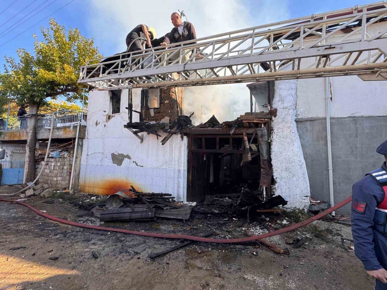 Burdur'un Yeşilova ilçesinde elektrikli sobadan çıktığı tahmin edilen yangında, 88