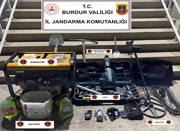 Burdur’da Kaçakçılık Operasyonunda 7 Şahıs Gözaltına Alındı, Çok Sayıda Kaçak Malzeme Ele Geçirildi Burdur'da jandarma tarafından gerçekleştirilen operasyonlarda 7 kişi gözaltına alındı. Ele