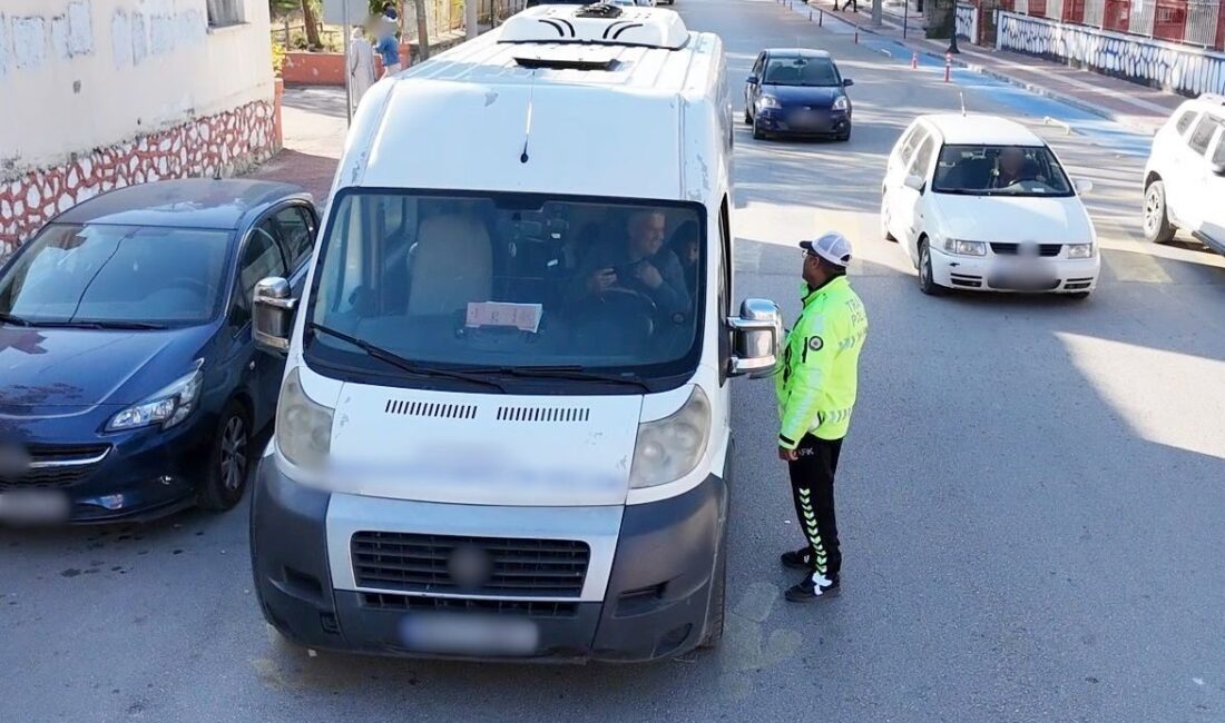 Burdur’da Servis Araçlarına Yönelik Denetimlerde Cezalar ve Trafikten Men İşlemi Gerçekleştirildi Burdur'da gerçekleştirilen denetimlerde, polis trafik ekipleri 51 okul servis aracını