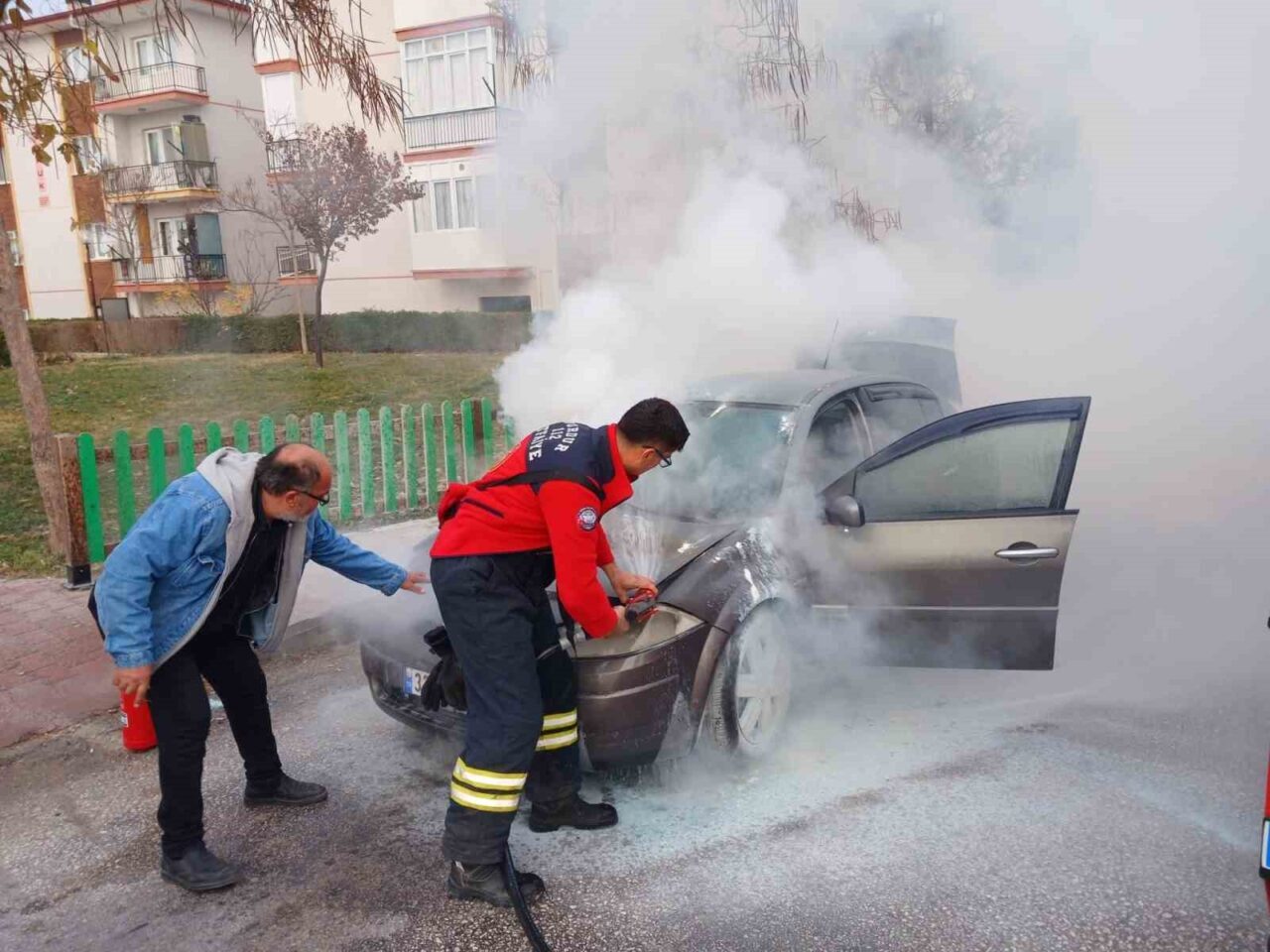 Burdur'da R.Ö. yönetimindeki otomobil, Emek Mahallesi'nde seyir halindeyken yandı. Yangın,