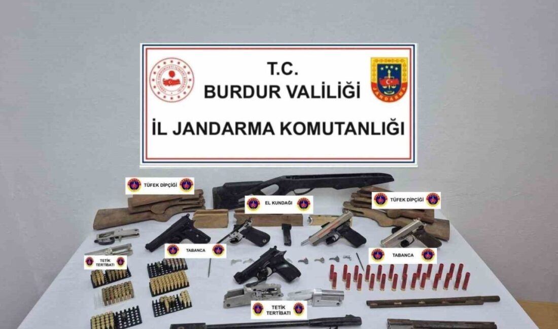 Burdur’da Kaçakçılık Operasyonunda Çok Sayıda Silah ve Tarihi Eser Ele Geçirildi, İki Şahıs Gözaltına Alındı Burdur'da jandarma, kaçakçılık ve organize suçlara karşı düzenlediği operasyonda Y.K.
