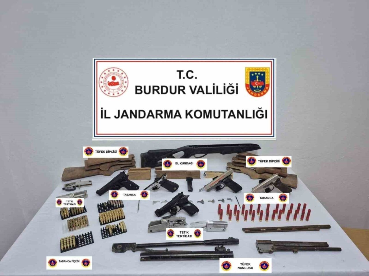 Burdur’da Kaçakçılık Operasyonunda Çok Sayıda Silah ve Tarihi Eser Ele Geçirildi, İki Şahıs Gözaltına Alındı