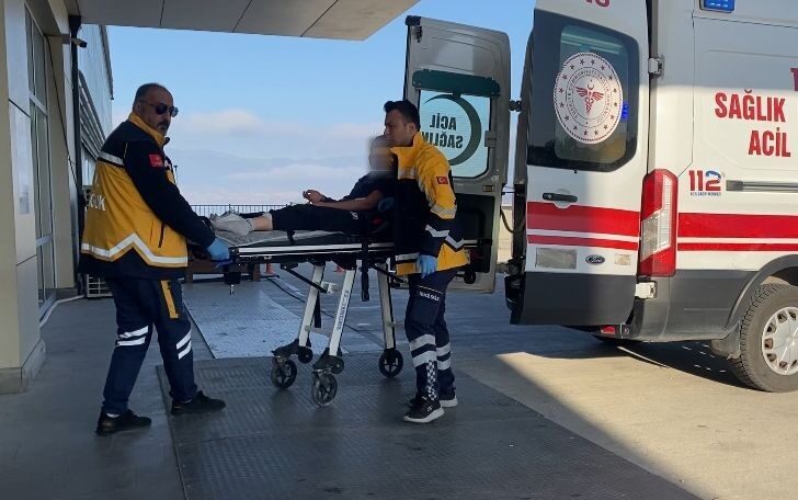 Burdur’da 13 Yaşındaki Kız, Sokak Köpeklerinin Saldırısına Uğradı Burdur'da sabah yürüyüşe çıkan 13 yaşındaki K.K., sokak köpeklerinin saldırısına