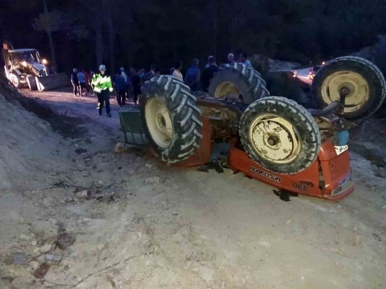 Burdur'un Bucak ilçesinde, İsa Alican'ın kullandığı traktör devrildi; Alican, traktörün