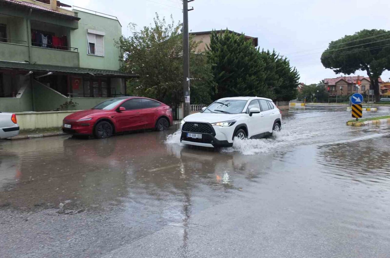 Burhaniye'de gece saatlerinde etkili olan sağanak yağış, sokakları göle çevirdi