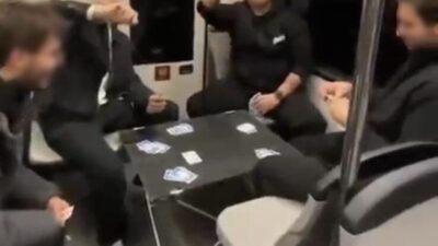Bursa'da metroda masa kurarak oyun oynayan gençler, diğer yolcuların şaşkın