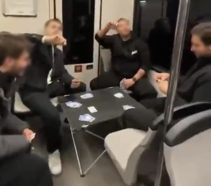 Bursa'da metroda masa kurarak oyun oynayan gençler, diğer yolcuların şaşkın