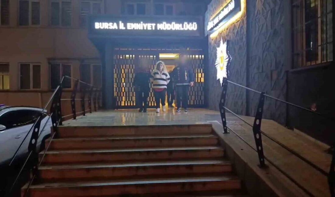 Bursa’da 11 Yıl 8 Aylık Hapis Cezası Bulunan Firari H.V. Yakalandı Bursa'da "Silahla Yağma" suçundan 11 yıl 8 ay hapis cezası