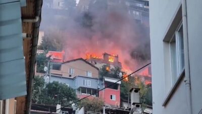 Bursa'nın Osmangazi ilçesi Mollafenari Mahallesi'nde 2 katlı bir evde çıkan