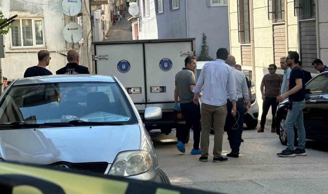 Bursa’da Üç Çocuğunu Öldüren Baba, Cani İfadesiyle Dikkat Çekti Bursa'da Murat Kılıç, üç çocuğunu öldürdükten sonra emniyete teslim oldu.