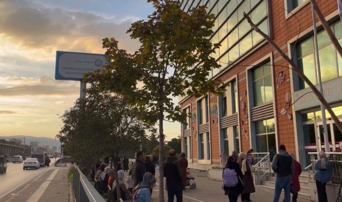 Bursa’daki Okulda Yenilen Tarihi Geçmiş Profiterol, 8 Öğrencinin Hastaneye Kaldırılmasına Neden Oldu Bursa'daki bir okulda tarihi geçmiş profiterol tüketen 8 öğrenci rahatsızlanarak