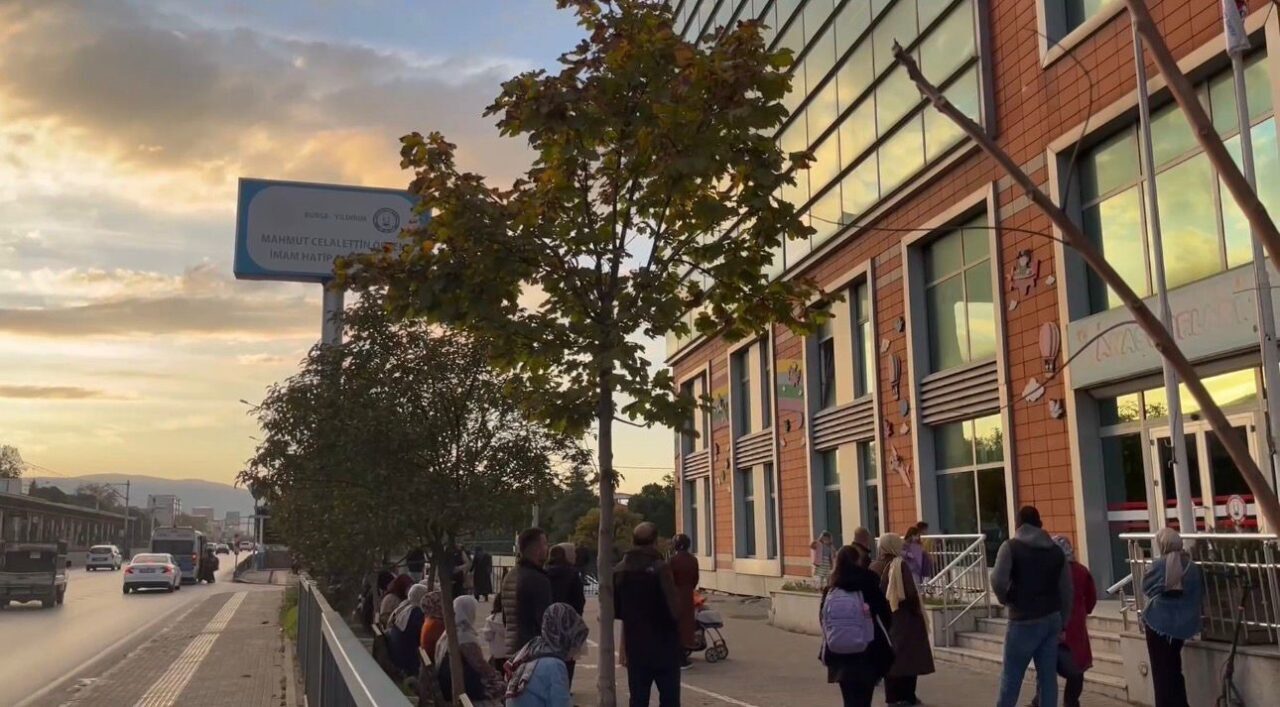 Bursa'daki bir okulda tarihi geçmiş profiterol tüketen 8 öğrenci rahatsızlanarak