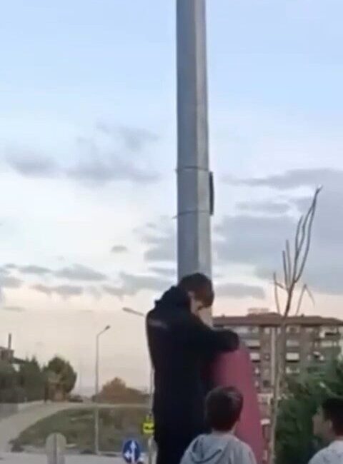 Bursa'da rüzgâr nedeniyle katlanan Türk bayrağını gören üç çocuk, duyarlılık