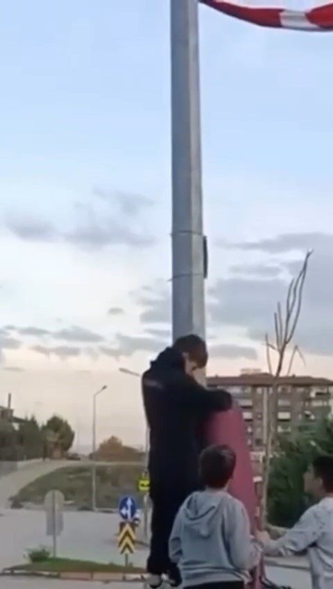 Bursa'da rüzgâr nedeniyle katlanan Türk bayrağını gören üç çocuk, duyarlılık