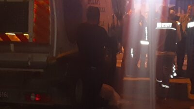 Bursa'nın Karacabey ilçesinde, pazar yerinde geri manevra yapan çöp kamyonu,