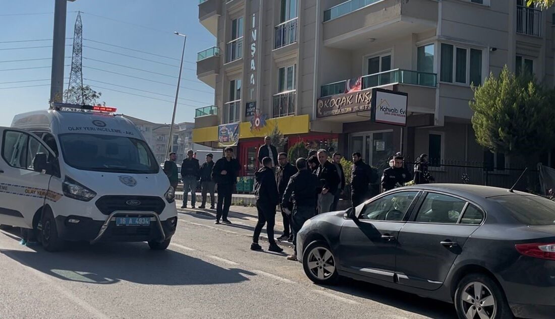 Bursa’da eski sevgilisini vurarak öldüren kişi intihar etti Bursa'nın Nilüfer ilçesinde Fevzi Köksal, eski sevgilisi Yasemin Bulut'u kafede