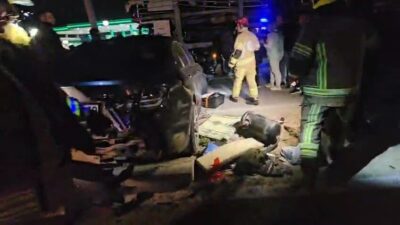 Bursa'nın Nilüfer ilçesinde hafif ticari araç ile otomobilin çarpıştığı kazada