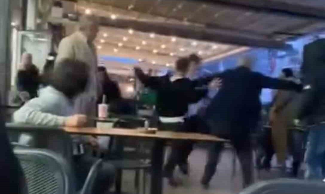 Bursa’da Gençler Arasında Meydana Gelen Kavga, Cep Kamerasına Yansıdı Bursa'da Özlüce Mahallesi'nde gençler arasında sebebi belirsiz bir tartışma kavgaya