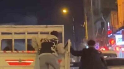 Bursa'nın İnegöl ilçesinde iki genç, kamyonetin arkasına tutunarak tehlikeli bir