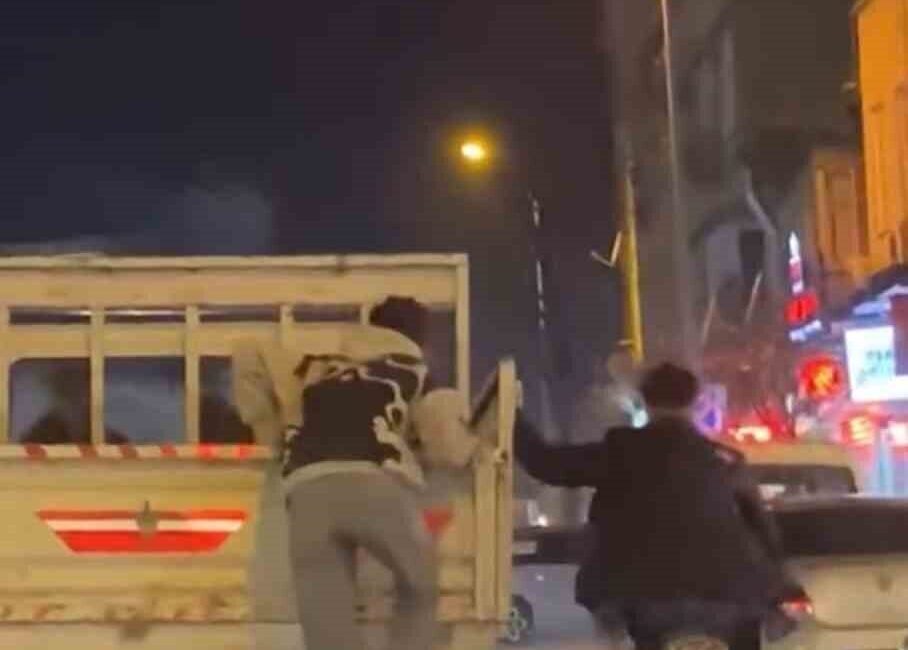 Bursa'nın İnegöl ilçesinde iki genç, kamyonetin arkasına tutunarak tehlikeli bir