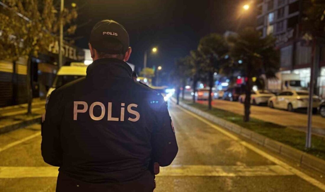 Bursa’da Asayiş Uygulaması Kapsamında Binlerce Kişi ve Araç Kontrol Edildi, Çok Sayıda İhlal Belirlendi Bursa'da gerçekleştirilen asayiş uygulamasında 2.722 kişi sorgulandı, 10 aranan şahıs