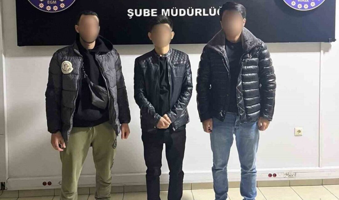 Bursa’da Düzenlenen Operasyonlarda Kaçak Göçmenler Yakalandı, İki Organizatora Adli İşlem Başlatıldı Bursa'da düzenlenen operasyonda, kaçak göçmen taşımacılığı yapan 27 yabancı uyruklu