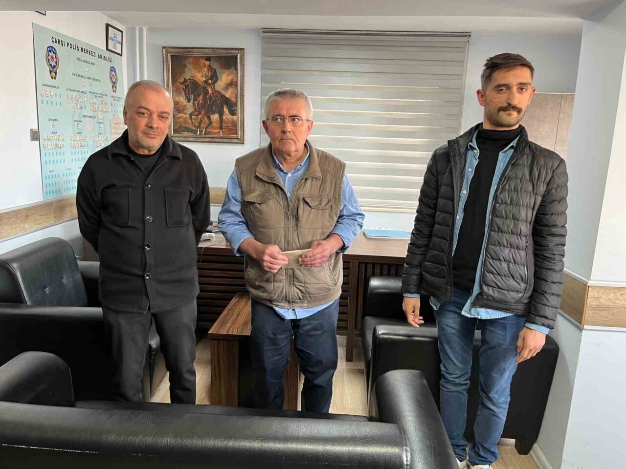Bursa’da Engelli Genç, Yolda Bulduğu 2 Bin Euro’yu Sahiplerine Ulaştırarak Örnek Davranış Sergiledi