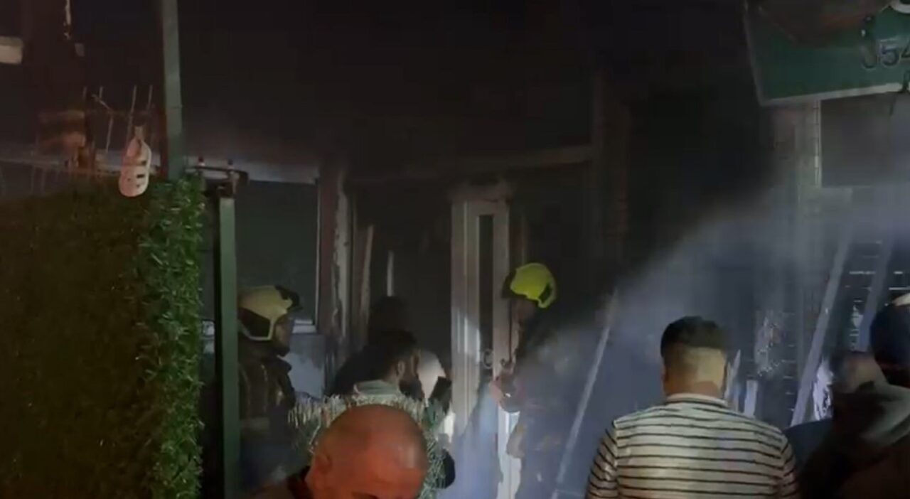 Bursa'nın Osmangazi ilçesinde bir iş yerinde çıkan yangın, çevredeki akaryakıt