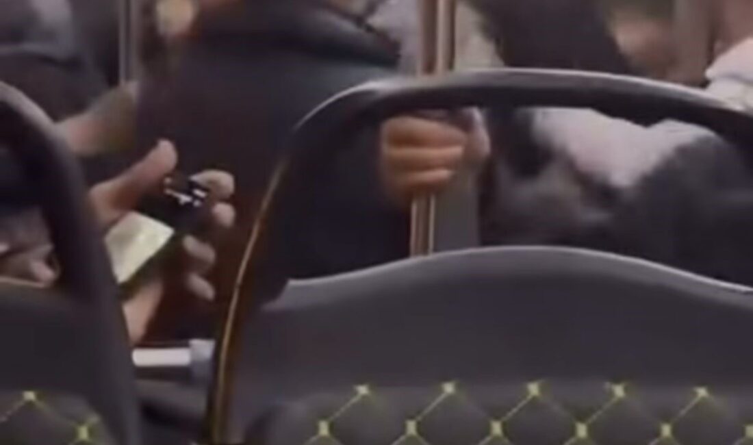 Bursa’da Belediye Otobüsünde Yaşanan Sözlü Tartışma Kavgaya Dönüştü Bursa'nın Nilüfer ilçesinde bir belediye otobüsünde iki grup arasında başlayan