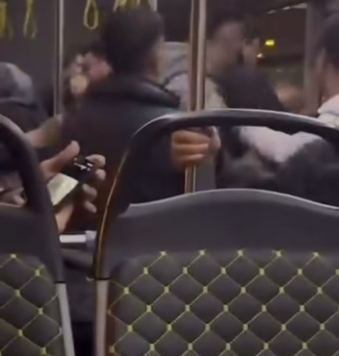 Bursa’da Belediye Otobüsünde Yaşanan Sözlü Tartışma Kavgaya Dönüştü