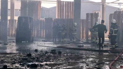 Bursa'nın İnegöl ilçesinde bir palet fabrikasında çıkan yangın, ahşap paletlerin