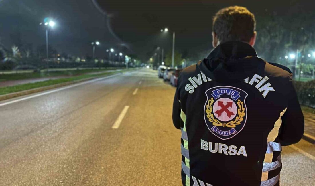 Bursa’da Gece Yapılan Denetimlerle Trafik Kurallarını İhlal Eden Sürücülere Cezalar Kesildi Bursa'da sivil trafik ekipleri, Yıldırım ilçesi'nde gece saatlerinde yaptıkları denetimle