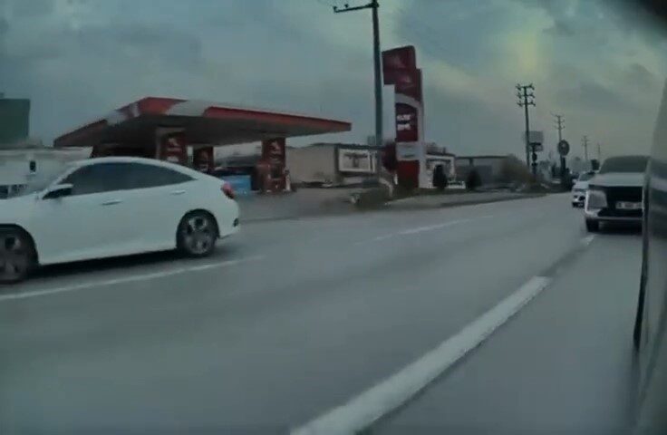 Bursa'nın Nilüfer ilçesinde hızla makas atan 16 AGU plakalı otomobil,