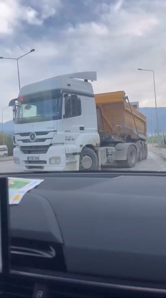 Bursa'nın Osmangazi ilçesinde, ters şeritten ilerleyen 16 BBJ 665 plakalı