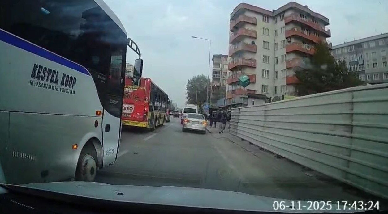 Bursa'nın Yıldırım ilçesinde bir servis aracı ve otomobil arasında yol