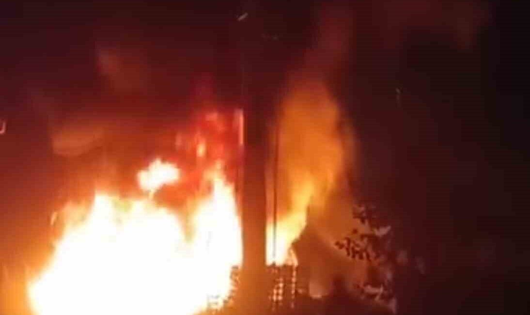 Bursa’da Trafoda Meydana Gelen Yangın Hızla Yayılırken, İtfaiyenin Zamanında Müdahelesiyle Kontrol Altına Alındı Bursa'nın Yıldırım ilçesi Samanlı Mahallesi'ndeki trafoda çıkan yangın, çevresindeki meyve