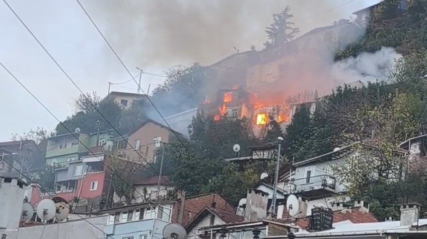 Osmangazi’de İki Katlı Evde Yangın: 78 Yaşındaki Sahibi Hala Bulunamadı Bursa'nın Osmangazi ilçesinde bulunan Mollafenari Mahallesi'ndeki 2 katlı evde çıkan