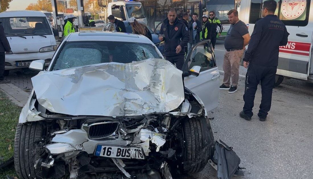 Bursa'nın Nilüfer ilçesinde iddiaya göre hız yapan iki otomobil, kontrolsüz