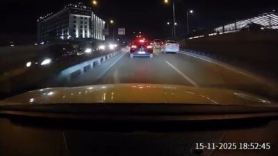 Bursa'nın Osmangazi ilçesi Merinos Kavşağı'nda bir otomobil, durmakta olan araçların