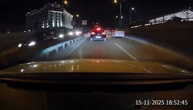 Bursa’da zincirleme trafik kazası, araç kamerasına yansıdı Bursa'nın Osmangazi ilçesi Merinos Kavşağı'nda bir otomobil, durmakta olan araçların