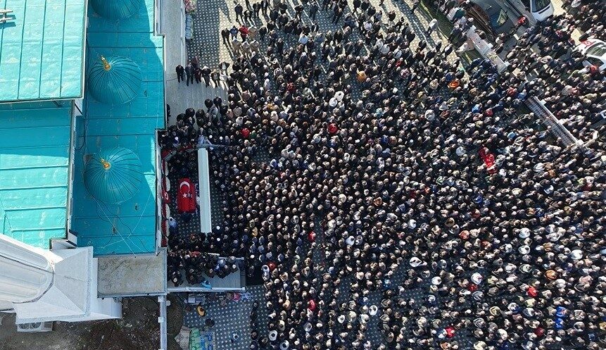 Uçak Kazasında Şehit Olan Pilot Binbaşı Serdar Uslu, Yenişehir’de Son Yolculuğuna Uğurlandı Gürcistan'da hayatını kaybeden pilot binbaşı Serdar Uslu, memleketi Yenişehir'de, eşi