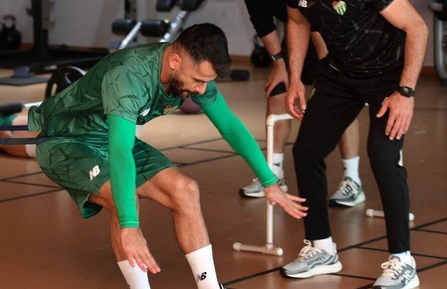 Bursaspor, Kuvvet Odaklı Antrenmanla Fiziksel Hazırlıklarını Sürdürüyor Bursaspor, sabah antrenmanında fiziksel dayanıklılığı artırmaya yönelik kuvvet çalışmaları gerçekleştirdi.