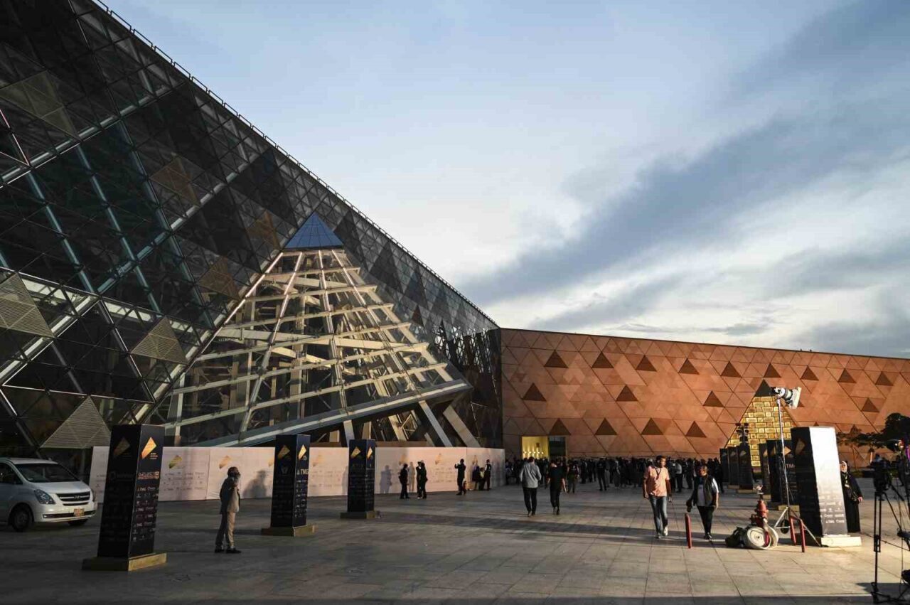 Büyük Mısır Müzesi, 20 yıllık inşaat sürecinin ardından Kahire’nin Giza