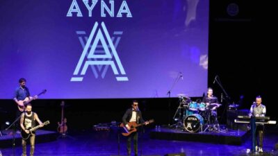 90'ların ikonik grubu Ayna, Büyükçekmece'deki konserinde enerji dolu bir performans