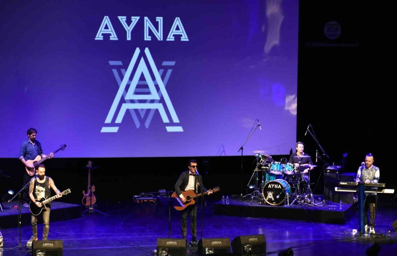 90'ların ikonik grubu Ayna, Büyükçekmece'deki konserinde enerji dolu bir performans