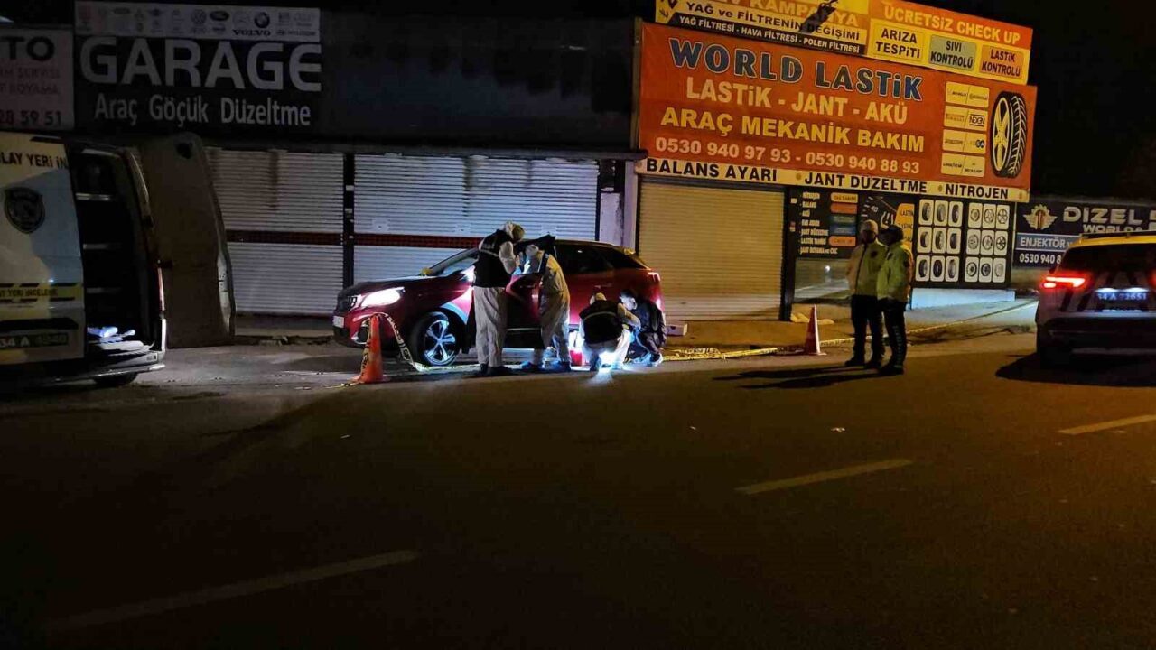 Büyükçekmece'de bir otomobildeki 4 kişi arasında çıkan tartışma silahlı kavgaya