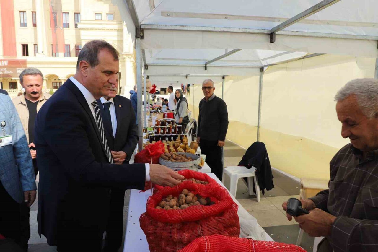 Büyükçekmece'de "Üreticiden Tüketiciye Kışa Merhaba Pazarı" açıldı. 7 Kasım'a kadar