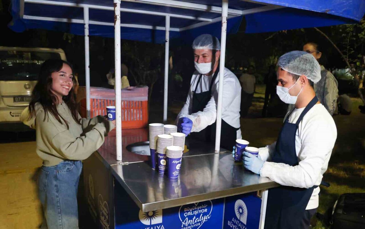 Antalya Büyükşehir Belediyesi, Akdeniz Üniversitesi öğrencilerine sınav haftasında sıcak çorba