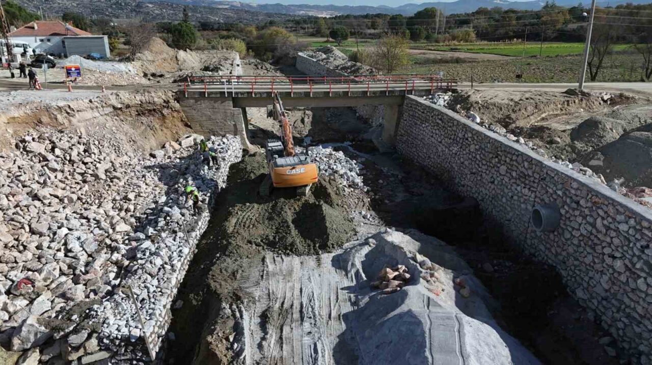 Muğla Büyükşehir Belediyesi’nden Yatağan’da 29 Milyonluk Zemin Güçlendirme Projesi Başladı Muğla Büyükşehir Belediyesi, Yatağan Hacıbayramlar Mahallesi'nde Delice Çayı üzerinde 29