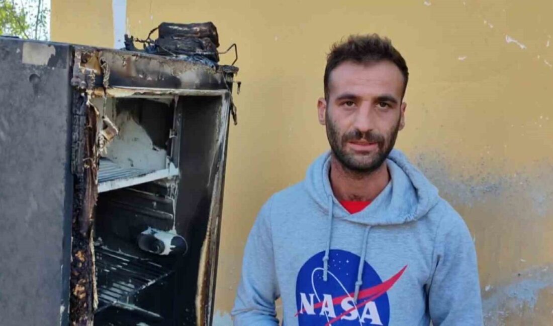 Hatay'ın Erzin ilçesinde Rukiye Acar ve oğlu Murat Yıldırım, buzdolabının